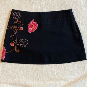 Black guess collection mini skirt. Size 4.